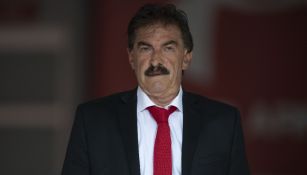 Ricardo La Volpe dirigiendo al Toluca durante partido en la Liga MX