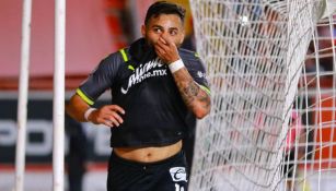 Alexis Vega en festejo con Chivas