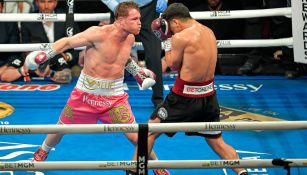 Canelo lanza un golpe a su rival