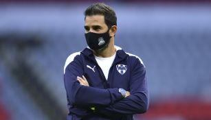 Duilio Davino presenciando partido de Monterrey en la Liga MX