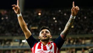 Alexis Vega celebrando gol con Chivas