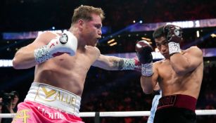 Saúl 'Canelo' Álvarez peleando ante Dmitry Bivol en Las Vegas