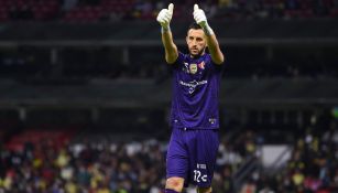 Camilo Vargas durante un duelo con Atlas 