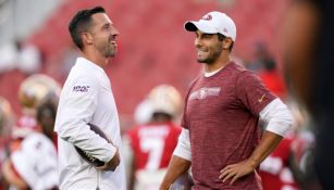 Kyle Shanahan platicando con Garoppolo