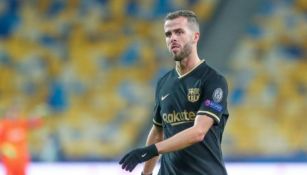 Miralem Pjanic en partido con el Barcelona