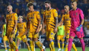 Jugadores de Tigres en lamento