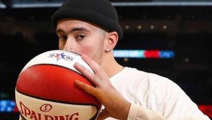 Bad Bunny con un balón de baloncesto