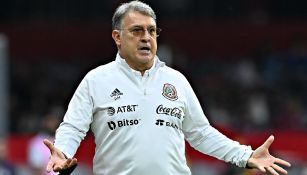 Gerardo Martino dirigiendo partido de la Selección Mexicana