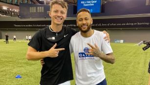 Jack Downer y Neymar posan juntos durante la visita del PSG a Qatar 