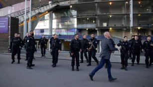 Policías resguardando el estadio