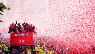 Jugadores de Liverpool ovacionados por sus aficionados