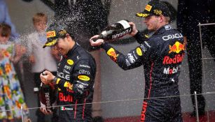 Max Verstappen y Checo Pérez celebrando en el podio del GP de Mónaco