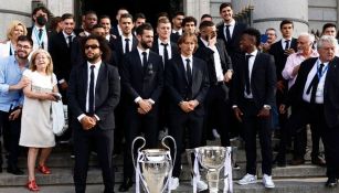 Jugadores del Real Madrid posan con el trofeo en la Catedral de la Almudena.