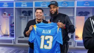 Eduin Caz junto a Keenan Allen