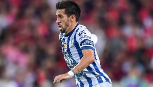 Fernando Navarro jugando partido de Liga MX con el Pachuca