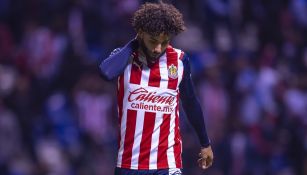 Chino Huerta durante un duelo con Chivas 