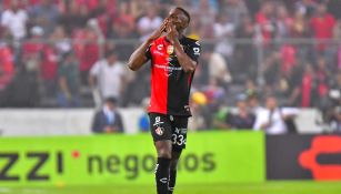 Julián Quiñones durante un partido con Atlas