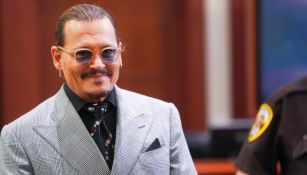 Johnny Depp: Actor lució gorra de Diablos de Tepic firmando carta de agradecimiento