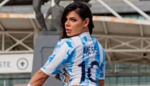 Suzy Cortez posa con playera de Messi