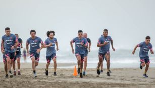 Pumas realizando pretemporada en las playas de Acapulco