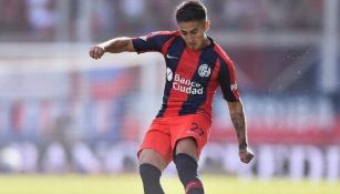 Gabriel Rojas jugando un partido con San Lorenzo