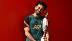  Mohamed Salah posando con su trofeo de Jugador del Año