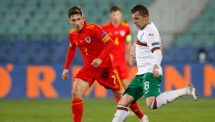 Todor Nedelev y Harry Wilson buscan el balón