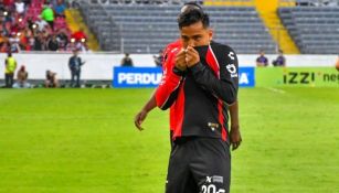 Jairo Torres con la playera de Atlas