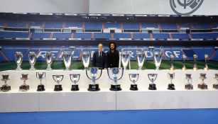 Marcelo y Florentino Pérez posan con los trofeos