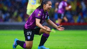 Charlyn Corral reacciona durante partido con Pachuca