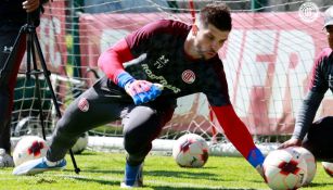 Tiago Volpi entrenando con el Toluca