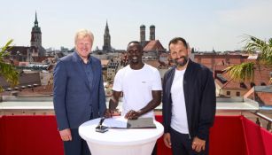 Sadio Mané firmando su nuevo contrato con el Bayern