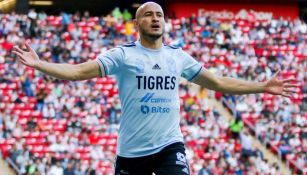 Carlos González en festejo como jugador de Tigres