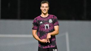 Esteban Lozano celebrando un gol con el Tri