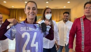 Sheinbaum con el jersey de Tigres