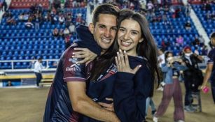 Daniel Lajud y su pareja tras comprometerse