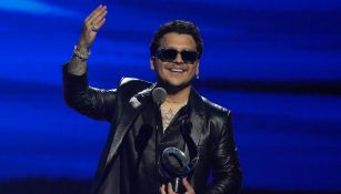 Christian Nodal recibe el Premio Lo Nuestro