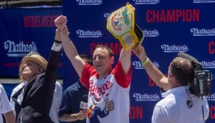 Joey Chestnut tras ganar la competencia