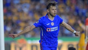 Romero celebrando un gol con Cruz Azul