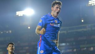 Santi Giménez en festejo con Cruz Azul