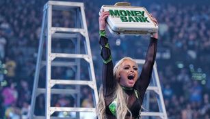 Liv Morgan celebrando su triunfo en Money in the Bank