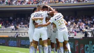 Jugadores de Pumas festejando un gol