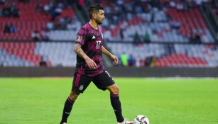 Tecatito Corona durante un partido con el Tri