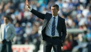 Pedro Caixinha dirigiendo un partido