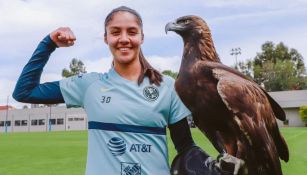 Alison González con el jersey del América