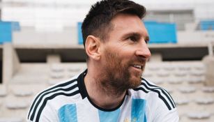 Messi posa con la nueva piel de Argentina