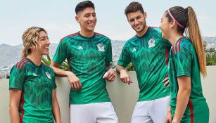 Edson y Santi posan con la nueva camiseta del Tri 