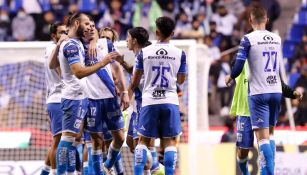 Jugadores de Puebla en festejo de gol