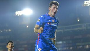 Santiago Giménez celebrando un gol con Cruz Azul