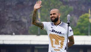 Dani Alves en su presentación con Pumas